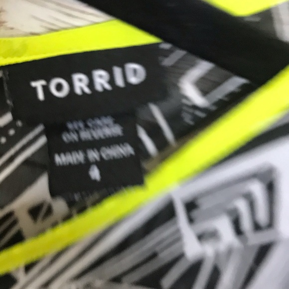 Torrid Black & White S/S Tribal Pattern Top Size 4 - Picture 6 of 7